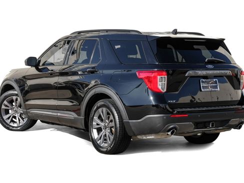 Used 2021 Ford Explorer XLT w/ Equipment Group 202A image 9
