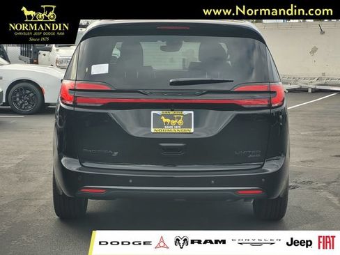 New 2027 Chrysler Pacifica Limited w/ Family Tech Group AWD/4WD image 5