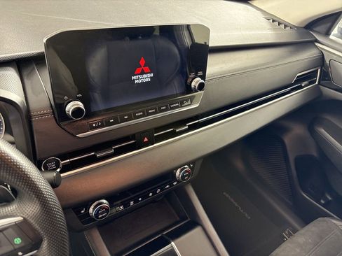 Used 2024 Mitsubishi Outlander SE image 32