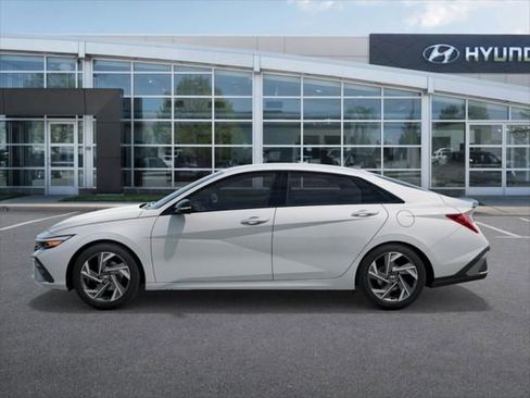New 2025 Hyundai Elantra SEL FWD image 3