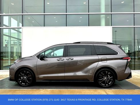 Used 2021 Toyota Sienna XSE FWD image 8