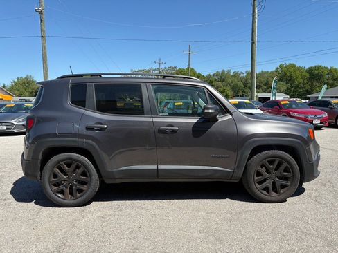 Used 2018 Jeep Renegade Altitude FWD image 3