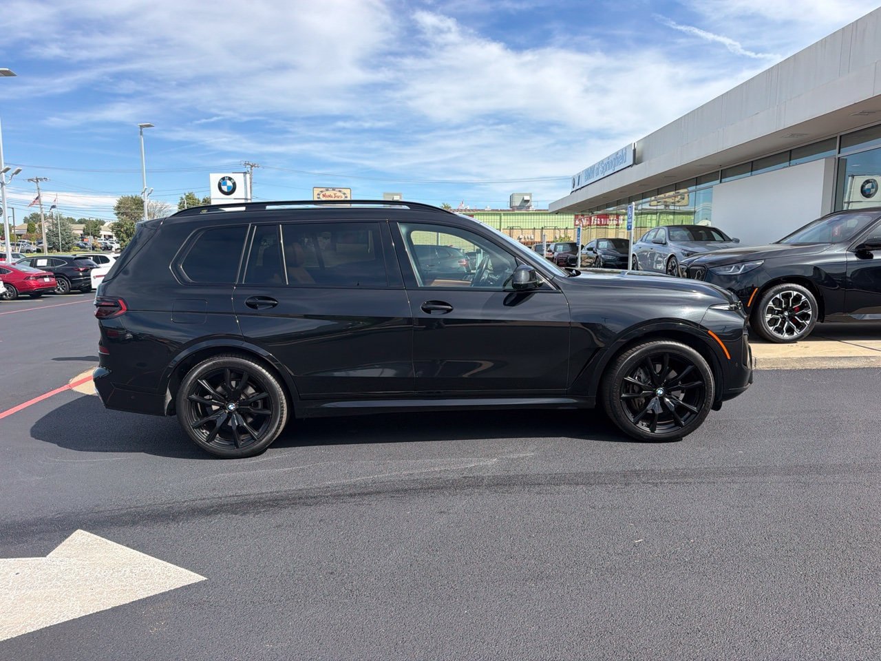 Used 2023 BMW X7 xDrive40i w/ M Sport Package AWD/4WD image 2