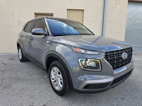 Used 2021 Hyundai Venue SE FWD image 3