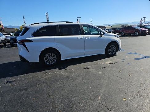 Used 2025 Toyota Sienna LE image 64