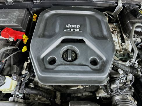 Used 2022 Jeep Wrangler Unlimited Sahara w/ Cold Weather Group AWD/4WD image 32