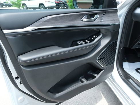 Used 2023 Jeep Grand Cherokee Overland w/ Advanced Protech Group III image 15