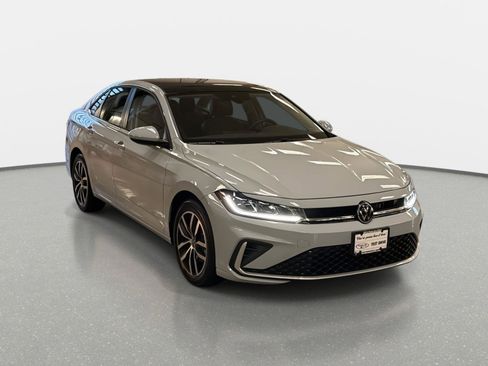 Used 2025 Volkswagen Jetta SE image 3