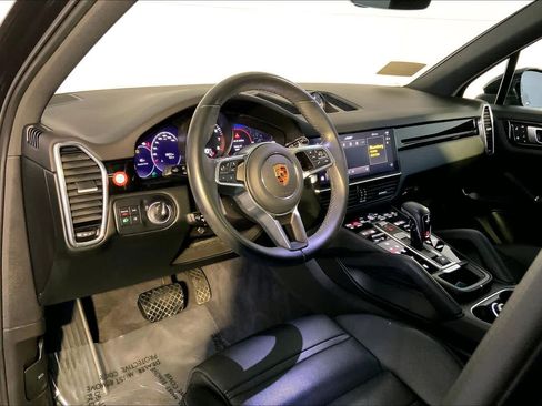 Used 2022 Porsche Cayenne w/ Premium Package image 4