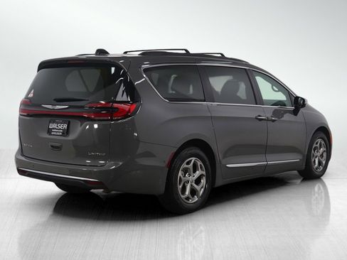 Used 2023 Chrysler Pacifica Limited image 5