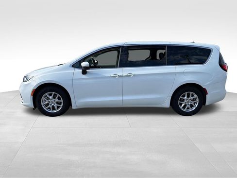 Used 2023 Chrysler Pacifica Touring-L FWD image 4