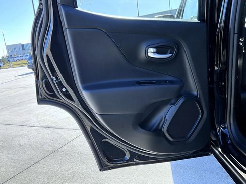 Used 2023 Jeep Renegade Latitude image 18