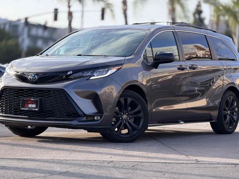 Used 2022 Toyota Sienna XSE w/ XSE Plus Package FWD image 1