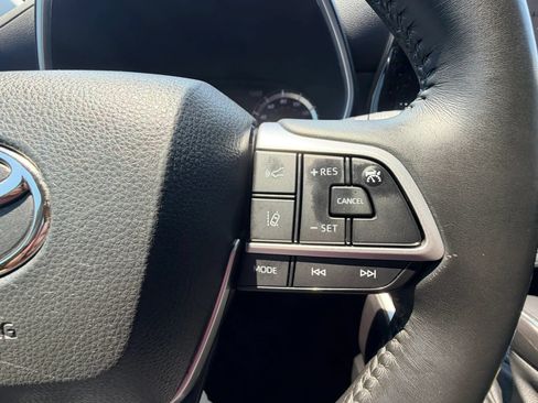 Used 2023 Toyota Highlander XLE AWD/4WD image 15