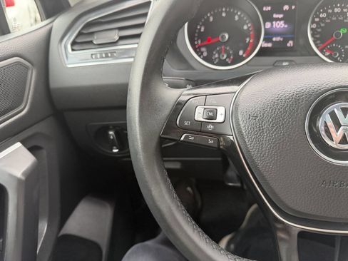 Used 2020 Volkswagen Tiguan SE w/ Panoramic Sunroof Package image 31