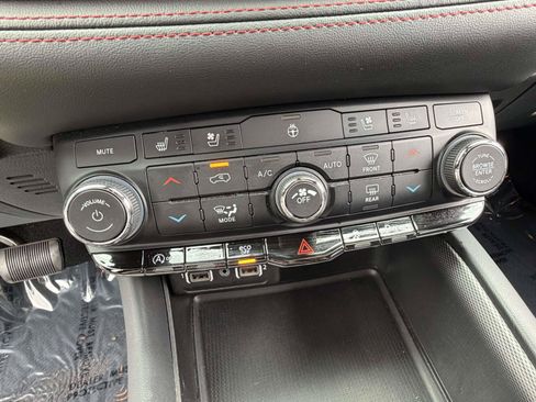 Used 2024 Dodge Durango GT RWD image 13