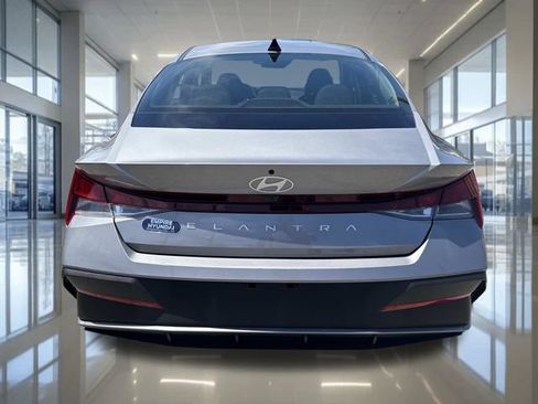 Certified 2026 Hyundai Elantra SE FWD image 4