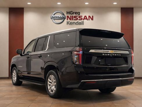 Used 2024 Chevrolet Suburban LS RWD image 2