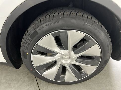 Used 2022 Tesla Model Y Long Range AWD/4WD image 32