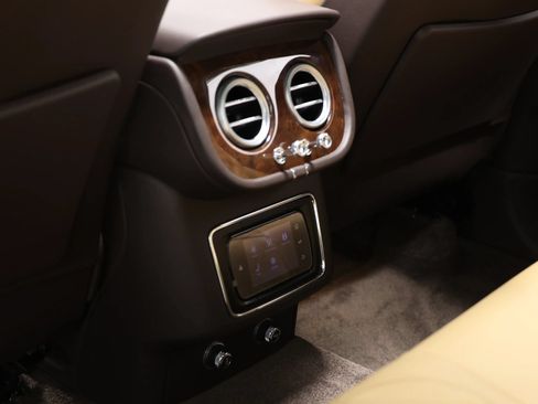 Used 2018 Bentley Bentayga AWD/4WD image 61