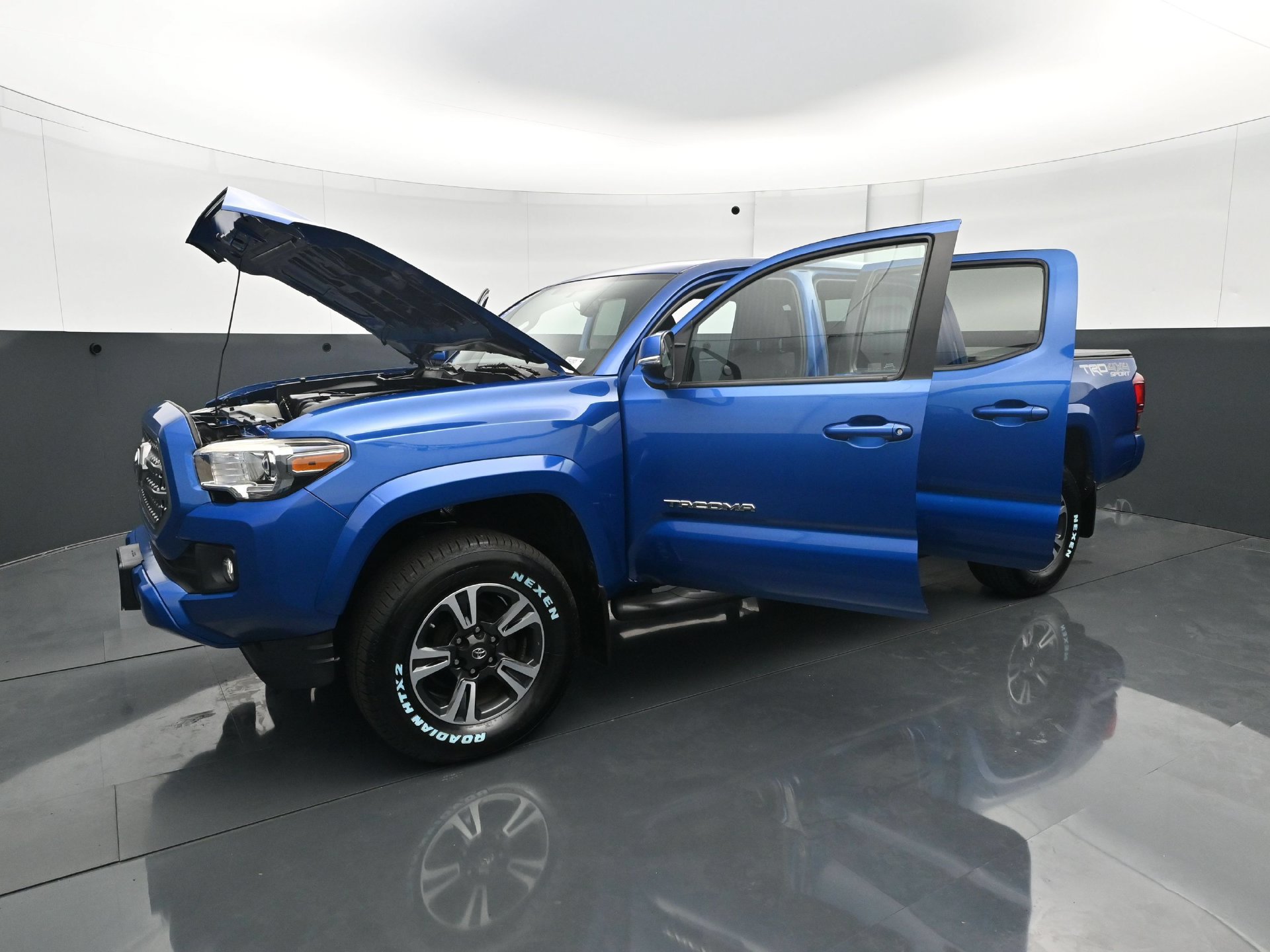 Used 2017 Toyota Tacoma TRD Sport w/ Premium & Technology Package AWD/4WD image 27