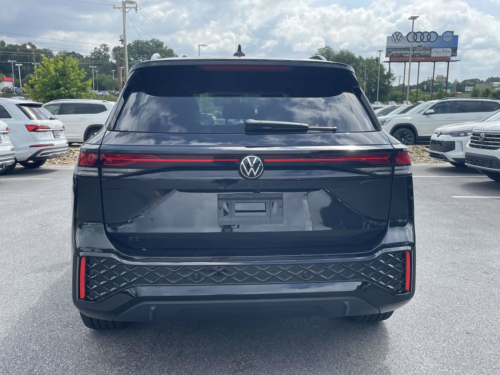 New 2026 Volkswagen Tiguan SE R-Line FWD image 6