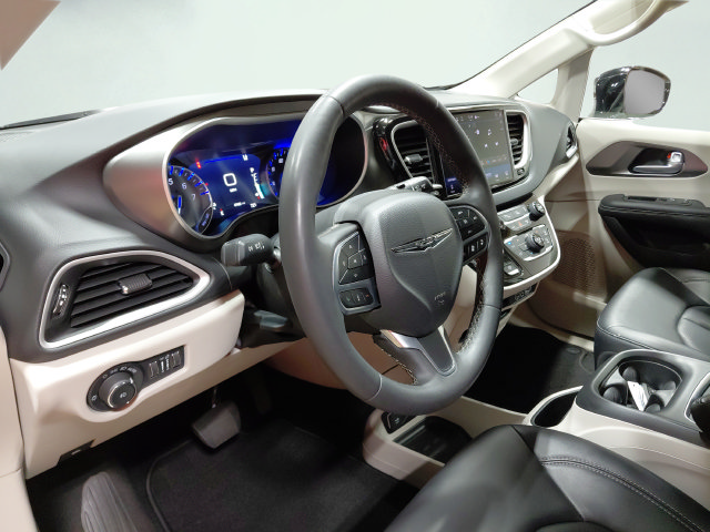 Used 2024 Chrysler Pacifica Touring-L FWD image 31