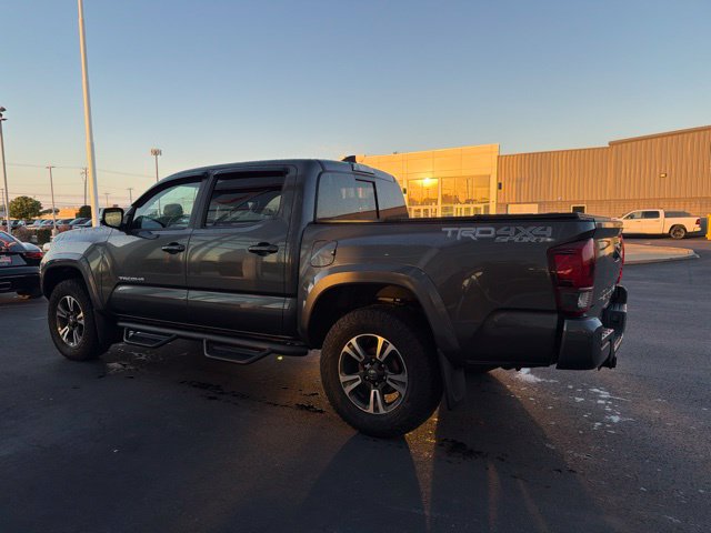 Used 2018 Toyota Tacoma TRD Sport AWD/4WD image 5
