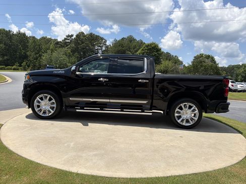 Used 2022 Chevrolet Silverado 1500 High Country w/ High Country Premium Package AWD/4WD image 8