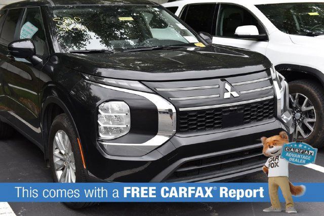 Used 2025 Mitsubishi Outlander ES FWD image 2