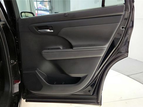 Certified 2021 Toyota Highlander XLE image 23