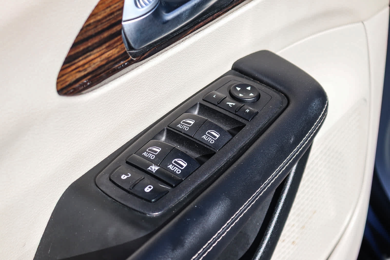 Used 2023 Chrysler Pacifica Limited FWD image 22