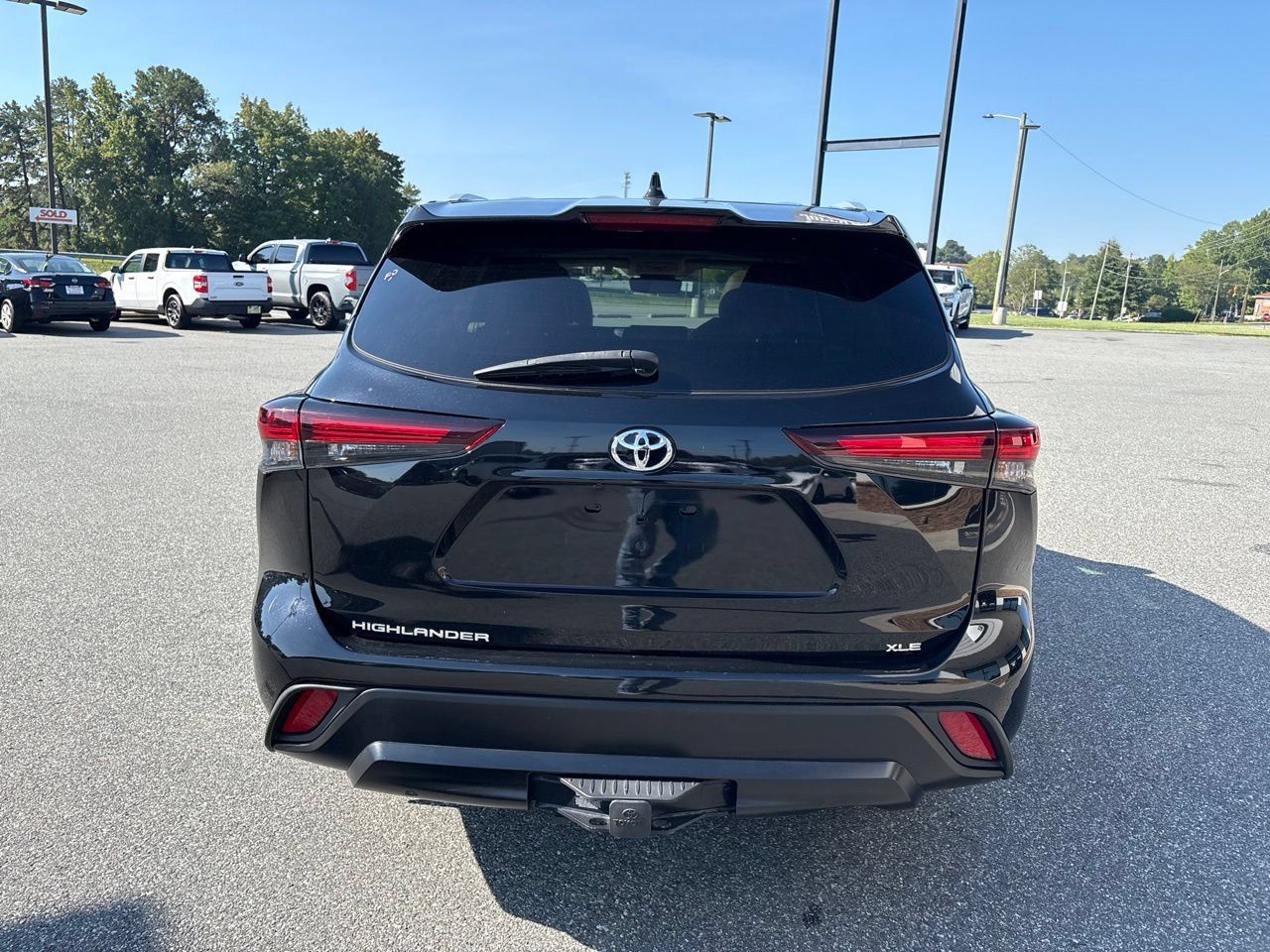 Used 2024 Toyota Highlander XLE FWD image 7