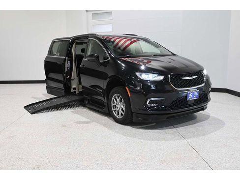 Used 2021 Chrysler Pacifica Touring w/ Cold Weather Group FWD image 2