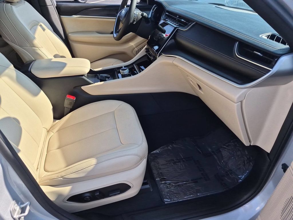 Used 2025 Jeep Grand Cherokee Limited w/ Luxury Tech Group II AWD/4WD image 30