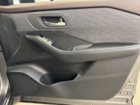 Used 2023 Nissan Rogue SV image 26