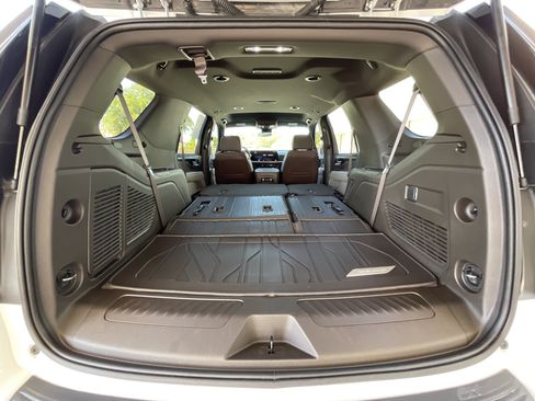 Used 2026 Chevrolet Tahoe LS RWD image 33