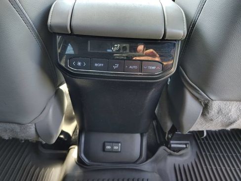 Used 2022 Toyota Highlander XLE AWD/4WD image 22