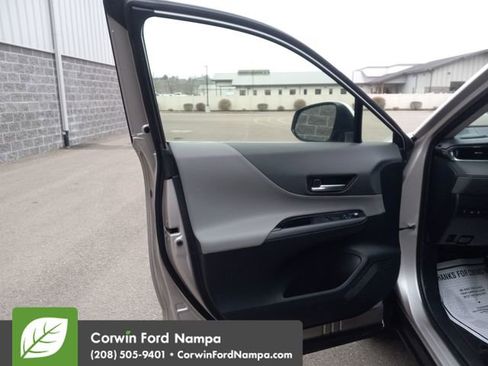 Used 2022 Toyota Venza LE image 10