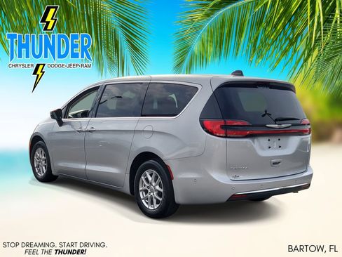 Used 2023 Chrysler Pacifica Touring-L FWD image 3