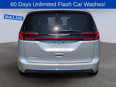 Used 2023 Chrysler Pacifica Touring-L FWD image 4