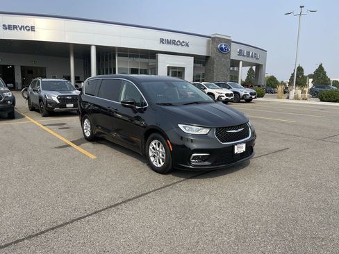 Used 2023 Chrysler Pacifica Touring-L FWD image 2