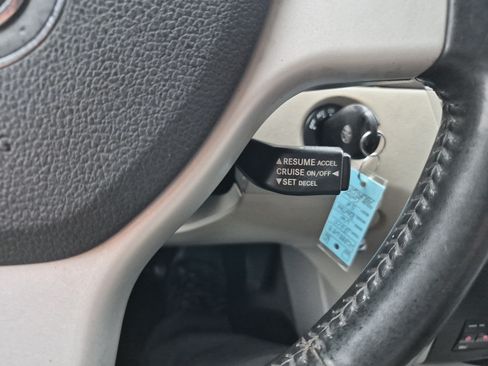 Used 2010 Volkswagen Routan SE FWD image 26