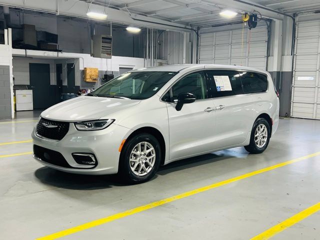 Used 2024 Chrysler Pacifica Touring-L FWD image 15