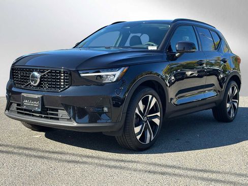Used 2025 Volvo XC40 B5 Plus w/ Climate Package image 3