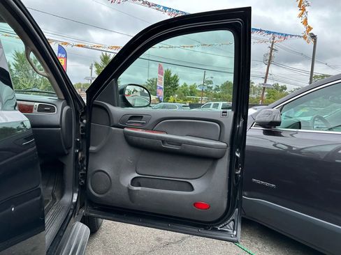 Used 2009 Chevrolet Suburban LT image 21
