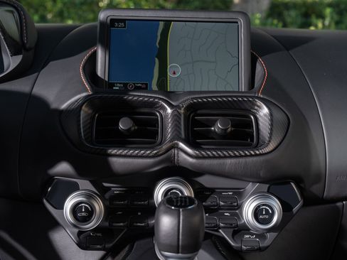 Used 2021 Aston Martin V8 Vantage Coupe image 34