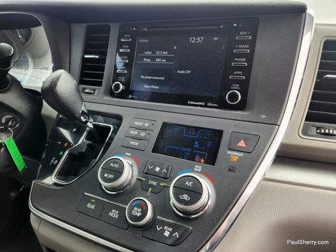 Used 2018 Toyota Sienna LE image 35