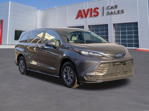 Used 2025 Toyota Sienna LE image 9