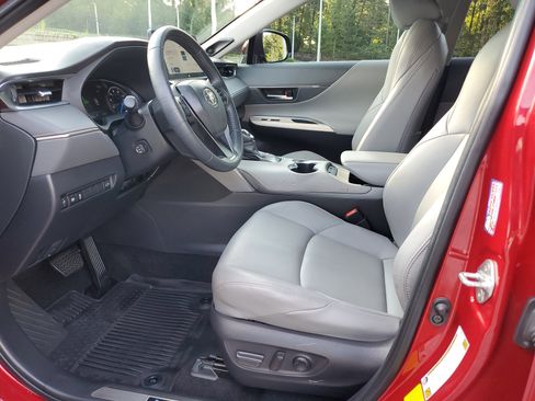 Used 2024 Toyota Venza Limited image 18